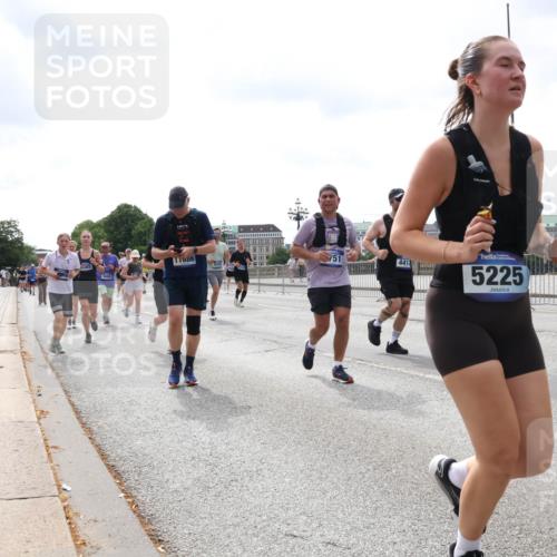 29.06.2025 - hella hamburg halbmarathon Lena Gebhardt http://msf.ph/oto/8407046 29.06.2025 10:41:23 Lombardsbrücke 11086, 751, 4412, 5225, 1314, 1317, 1509, 1536, 1542, 1623, 1731, 2153, 2229, 2258, 2805, 3344, 3532, 3533, 3623, 4234, 4412, 4415, 4610, 4638, 4774, 5086, 5225, 5549, 5688, 5689, 5928, 5942, 6088, 6250, 6450, 6474, 6793, 6842, 6894, 7022, 7023, 7661, 7821, 7829, 8004, 8162, 8163, 8293, 8385, 8586, 8751, 8769, 8848, 8878, 8992, 9962, 10181, 10269, 10348, 10407, 10483, 10644, 10835, 11011, 11166 meine-sportfotos.de
