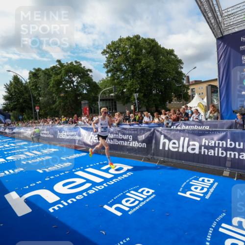 29.06.2025 - hella hamburg halbmarathon Zöllner http://msf.ph/oto/8407056 29.06.2025 10:12:45 Ziel 28 meine-sportfotos.de