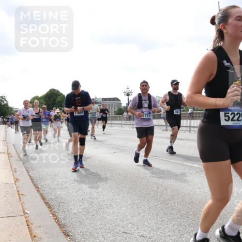 29.06.2025 - hella hamburg halbmarathon Lena Gebhardt http://msf.ph/oto/8407080 29.06.2025 10:41:23 Lombardsbrücke 11686, 8751, 5689, 4412, 5225, 1314, 1317, 1509, 1536, 1542, 1623, 1731, 2153, 2229, 2258, 2805, 3344, 3532, 3533, 3623, 4234, 4412, 4415, 4610, 4638, 4774, 5086, 5225, 5549, 5688, 5689, 5928, 5942, 6088, 6250, 6450, 6474, 6793, 6842, 6894, 7022, 7023, 7661, 7821, 7829, 8004, 8162, 8163, 8293, 8385, 8586, 8751, 8769, 8848, 8878, 8992, 9962, 10181, 10269, 10348, 10407, 10483, 10644, 10835, 11011, 11166 meine-sportfotos.de