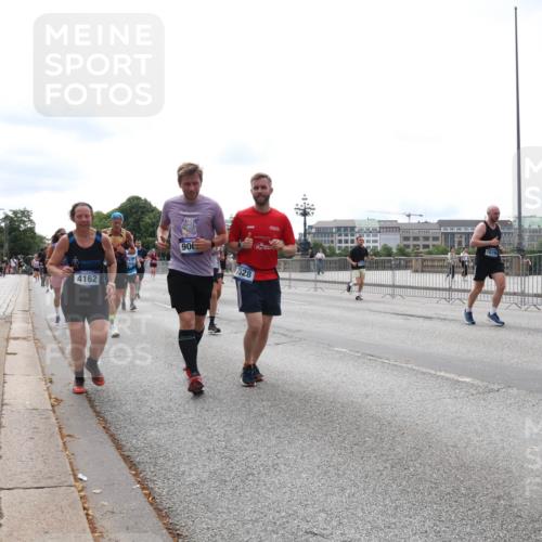 29.06.2025 - hella hamburg halbmarathon Lena Gebhardt http://msf.ph/oto/8407124 29.06.2025 10:24:33 Lombardsbrücke 4162, 906, 7528, 1005, 1009, 1064, 1352, 1389, 1395, 2108, 2132, 2280, 2477, 2944, 3053, 3099, 3113, 3132, 3185, 3285, 3421, 3579, 3786, 4111, 4162, 4221, 4444, 4464, 4684, 4719, 4993, 5138, 5829, 5830, 6261, 6478, 6524, 6526, 6570, 7528, 7920, 7975, 8167, 8187, 8297, 9063, 10907, 11306, 11651, 11816, 11817, 12070, 12210, 12303, 13111, 13113, 13380, 13573, 13638, 13711, 14143, 14898, 15124, 15975, 17535 meine-sportfotos.de