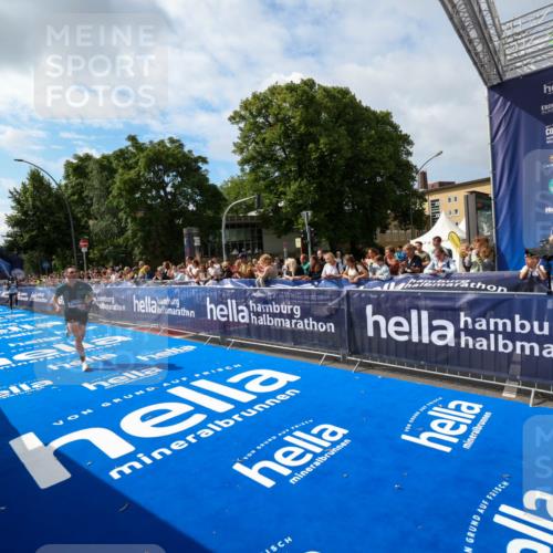 29.06.2025 - hella hamburg halbmarathon Zöllner http://msf.ph/oto/8407146 29.06.2025 10:14:02 Ziel 31, 42, 14689 meine-sportfotos.de