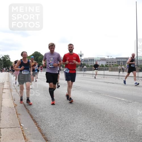 29.06.2025 - hella hamburg halbmarathon Lena Gebhardt http://msf.ph/oto/8407149 29.06.2025 10:24:33 Lombardsbrücke 4162, 906, 7528, 1579, 1005, 1009, 1064, 1352, 1389, 1395, 2108, 2132, 2280, 2477, 2944, 3053, 3099, 3113, 3132, 3185, 3285, 3421, 3579, 3786, 4111, 4162, 4221, 4444, 4464, 4684, 4719, 4993, 5138, 5829, 5830, 6261, 6478, 6524, 6526, 6570, 7528, 7920, 7975, 8167, 8187, 8297, 9063, 10907, 11306, 11651, 11816, 11817, 12070, 12210, 12303, 13111, 13113, 13380, 13573, 13638, 13711, 14143, 14898, 15124, 15975, 17535 meine-sportfotos.de