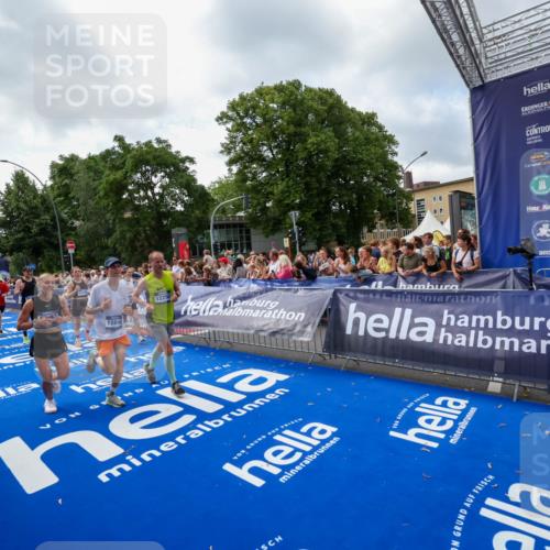 29.06.2025 - hella hamburg halbmarathon Zöllner http://msf.ph/oto/8407173 29.06.2025 10:42:08 Ziel 1441, 5690, 6593, 10216, 11417, 12098, 12292, 13196, 15846, 16677, 17864, 17926, 18920, 19046 meine-sportfotos.de