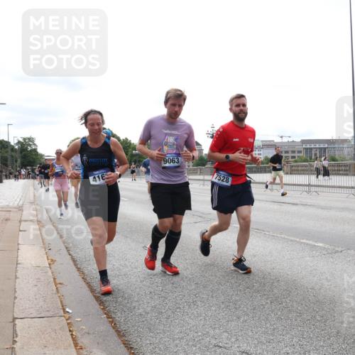 29.06.2025 - hella hamburg halbmarathon Lena Gebhardt http://msf.ph/oto/8407174 29.06.2025 10:24:33 Lombardsbrücke 4143, 4165, 9063, 7528, 15796, 2, 1005, 1009, 1064, 1352, 1389, 1395, 2108, 2132, 2280, 2477, 2944, 3053, 3099, 3113, 3132, 3185, 3285, 3421, 3579, 3786, 4111, 4162, 4221, 4444, 4464, 4684, 4719, 4993, 5138, 5829, 5830, 6261, 6478, 6524, 6526, 6570, 7528, 7920, 7975, 8167, 8187, 8297, 9063, 10907, 11306, 11651, 11816, 11817, 12070, 12210, 12303, 13111, 13113, 13380, 13573, 13638, 13711, 14143, 14898, 15124, 15975, 17535 meine-sportfotos.de