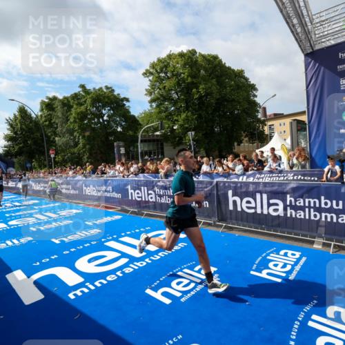 29.06.2025 - hella hamburg halbmarathon Zöllner http://msf.ph/oto/8407191 29.06.2025 10:14:03 Ziel 31, 42, 14689 meine-sportfotos.de