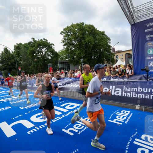 29.06.2025 - hella hamburg halbmarathon Zöllner http://msf.ph/oto/8407194 29.06.2025 10:42:09 Ziel 1441, 5682, 6593, 10216, 11417, 12098, 12292, 13196, 15846, 16677, 17864, 18920, 19046 meine-sportfotos.de