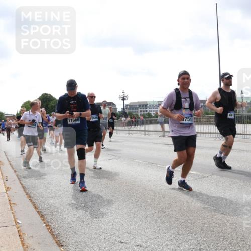 29.06.2025 - hella hamburg halbmarathon Lena Gebhardt http://msf.ph/oto/8407196 29.06.2025 10:41:24 Lombardsbrücke 11686, 16846, 8293, 5688, 3751, 441, 1314, 1317, 1509, 1536, 1542, 1623, 1731, 2153, 2229, 2258, 2805, 3344, 3532, 3533, 3623, 4234, 4412, 4415, 4610, 4638, 5086, 5225, 5549, 5688, 5689, 5928, 5942, 6088, 6250, 6450, 6474, 6793, 6842, 6894, 7022, 7023, 7661, 7821, 7829, 7968, 8004, 8162, 8163, 8293, 8385, 8586, 8751, 8769, 8848, 8878, 8992, 9962, 10181, 10269, 10348, 10407, 10483, 10644, 10835, 11011, 11166 meine-sportfotos.de