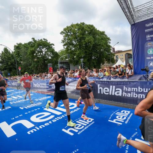 29.06.2025 - hella hamburg halbmarathon Zöllner http://msf.ph/oto/8407216 29.06.2025 10:42:09 Ziel 1441, 5682, 6593, 10216, 11417, 12098, 12292, 13196, 15846, 16677, 17864, 18920, 19046 meine-sportfotos.de