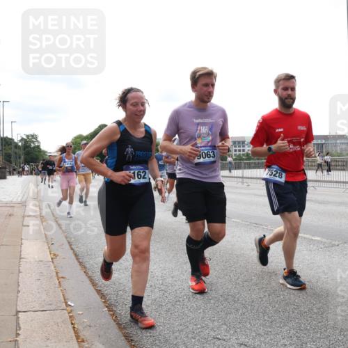 29.06.2025 - hella hamburg halbmarathon Lena Gebhardt http://msf.ph/oto/8407220 29.06.2025 10:24:34 Lombardsbrücke 14143, 162, 9063, 7528, 1005, 1009, 1064, 1352, 1389, 1395, 2108, 2132, 2249, 2280, 2477, 2944, 3053, 3099, 3113, 3132, 3185, 3285, 3421, 3579, 3786, 4111, 4162, 4221, 4444, 4464, 4684, 4719, 4993, 5126, 5138, 5829, 5830, 6261, 6478, 6524, 6526, 6570, 7528, 7920, 7975, 8167, 8187, 8297, 9063, 10907, 11306, 11651, 11816, 11817, 12070, 12210, 12303, 13111, 13113, 13380, 13573, 13638, 13711, 14143, 14898, 15124, 15975, 17535 meine-sportfotos.de