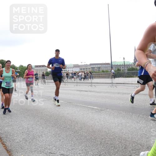 29.06.2025 - hella hamburg halbmarathon Lena Gebhardt http://msf.ph/oto/8407221 29.06.2025 10:50:33 Lombardsbrücke 7677, 3203, 15230, 13887, 380, 1259, 1828, 1930, 2047, 2200, 3184, 3203, 3229, 3647, 3680, 3701, 3710, 3805, 3838, 3897, 4090, 4168, 4642, 4695, 4771, 4961, 5119, 5131, 5997, 6178, 6680, 6830, 7133, 7161, 7505, 7677, 7721, 7722, 7755, 7938, 8200, 8254, 8299, 8833, 8834, 9096, 9168, 9605, 9933, 9940, 10060, 10286, 10437, 10617, 10744, 11426, 11696, 11716, 12079, 12392, 12393, 13127, 13128, 13381, 13846, 13887, 14102, 14144, 14591, 14940, 15017, 15230, 15416 meine-sportfotos.de
