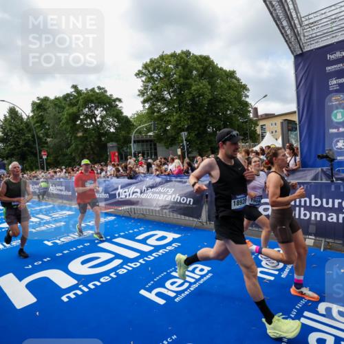 29.06.2025 - hella hamburg halbmarathon Zöllner http://msf.ph/oto/8407224 29.06.2025 10:42:10 Ziel 1441, 5682, 6593, 10216, 11417, 12098, 12292, 13196, 16677, 17363, 17864, 18772, 18920, 19046 meine-sportfotos.de