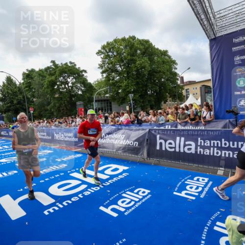 29.06.2025 - hella hamburg halbmarathon Zöllner http://msf.ph/oto/8407228 29.06.2025 10:42:10 Ziel 1441, 5682, 6593, 10216, 11417, 12098, 12292, 13196, 16677, 17363, 17864, 18772, 18920, 19046 meine-sportfotos.de