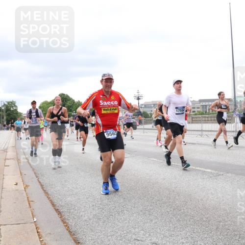 29.06.2025 - hella hamburg halbmarathon Lena Gebhardt http://msf.ph/oto/8407230 29.06.2025 10:58:51 Lombardsbrücke 9563, 17554, 709, 1326, 1365, 1380, 1514, 1646, 2057, 2449, 2621, 2649, 2929, 3231, 3373, 3416, 3565, 3868, 3966, 4042, 4043, 4225, 4294, 4312, 4577, 4648, 5016, 5159, 5211, 5400, 5655, 5732, 5988, 6010, 6167, 6301, 6330, 6341, 6554, 6588, 6599, 6633, 6638, 6702, 6927, 7095, 7096, 7443, 7870, 7933, 7957, 7967, 8489, 8544, 8545, 8547, 8592, 8631, 8701, 8752, 9221, 9225, 9563, 9889, 9960, 9982, 10498 meine-sportfotos.de