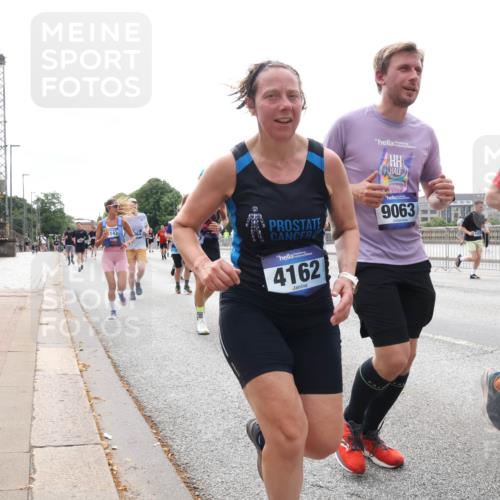 29.06.2025 - hella hamburg halbmarathon Lena Gebhardt http://msf.ph/oto/8407248 29.06.2025 10:24:34 Lombardsbrücke 143, 4162, 9063, 7528, 1005, 1009, 1064, 1352, 1389, 1395, 2108, 2132, 2249, 2280, 2477, 2944, 3053, 3099, 3113, 3132, 3185, 3285, 3421, 3579, 3786, 4111, 4162, 4221, 4444, 4464, 4684, 4719, 4993, 5126, 5138, 5829, 5830, 6261, 6478, 6524, 6526, 6570, 7528, 7920, 7975, 8167, 8187, 8297, 9063, 10907, 11306, 11651, 11816, 11817, 12070, 12210, 12303, 13111, 13113, 13380, 13573, 13638, 13711, 14143, 14898, 15124, 15975, 17535 meine-sportfotos.de