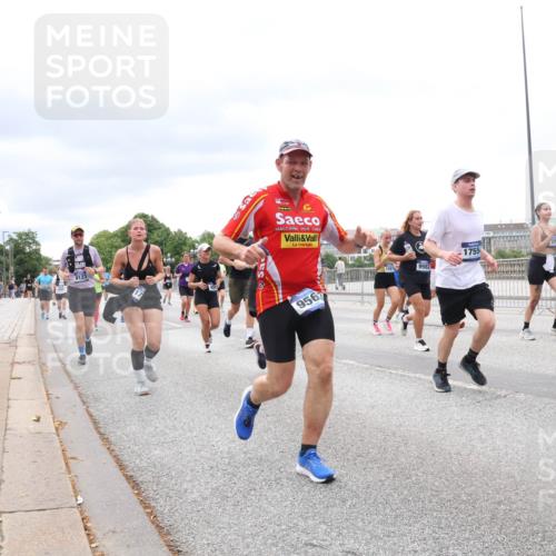 29.06.2025 - hella hamburg halbmarathon Lena Gebhardt http://msf.ph/oto/8407258 29.06.2025 10:58:51 Lombardsbrücke 956, 9982, 1755, 709, 1326, 1365, 1380, 1514, 1646, 2057, 2449, 2621, 2649, 2929, 3231, 3373, 3416, 3565, 3868, 3966, 4042, 4043, 4225, 4294, 4312, 4577, 4648, 5016, 5159, 5211, 5400, 5655, 5732, 5988, 6010, 6167, 6301, 6330, 6341, 6554, 6588, 6599, 6633, 6638, 6702, 6927, 7095, 7096, 7443, 7870, 7933, 7957, 7967, 8489, 8544, 8545, 8547, 8592, 8631, 8701, 8752, 9221, 9225, 9563, 9889, 9960, 9982, 10498 meine-sportfotos.de