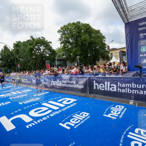 29.06.2025 - hella hamburg halbmarathon Zöllner http://msf.ph/oto/8407268 29.06.2025 10:42:12 Ziel 1441, 5682, 7765, 10216, 12098, 16626, 16677, 17363, 18772, 18802 meine-sportfotos.de