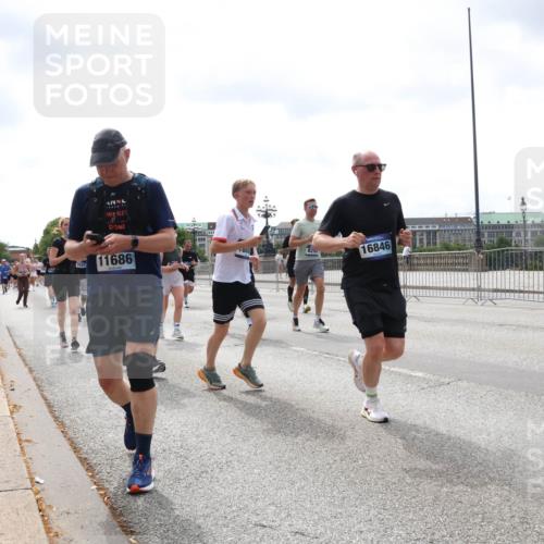 29.06.2025 - hella hamburg halbmarathon Lena Gebhardt http://msf.ph/oto/8407270 29.06.2025 10:41:25 Lombardsbrücke 11686, 825, 16846, 1314, 1317, 1509, 1536, 1542, 1623, 1731, 2153, 2229, 2258, 2805, 3344, 3532, 3533, 3623, 4234, 4412, 4415, 4610, 4638, 4787, 5086, 5225, 5549, 5688, 5689, 5928, 5942, 6088, 6250, 6450, 6474, 6793, 6842, 6894, 7022, 7023, 7661, 7821, 7829, 7968, 8004, 8162, 8163, 8293, 8385, 8586, 8751, 8769, 8848, 8878, 8992, 9962, 10181, 10269, 10348, 10407, 10483, 10644, 10835, 11011, 11166 meine-sportfotos.de