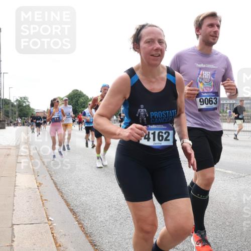 29.06.2025 - hella hamburg halbmarathon Lena Gebhardt http://msf.ph/oto/8407275 29.06.2025 10:24:34 Lombardsbrücke 4143, 2361, 4162, 9063, 7528, 1005, 1009, 1064, 1352, 1389, 1395, 2108, 2132, 2249, 2280, 2477, 2944, 3053, 3099, 3113, 3132, 3185, 3285, 3421, 3579, 3786, 4111, 4162, 4221, 4444, 4464, 4684, 4719, 4993, 5126, 5138, 5829, 5830, 6261, 6478, 6524, 6526, 6570, 7528, 7920, 7975, 8167, 8187, 8297, 9063, 10907, 11306, 11651, 11816, 11817, 12070, 12210, 12303, 13111, 13113, 13380, 13573, 13638, 13711, 14143, 14898, 15124, 15975, 17535 meine-sportfotos.de