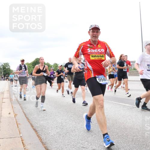 29.06.2025 - hella hamburg halbmarathon Lena Gebhardt http://msf.ph/oto/8407283 29.06.2025 10:58:51 Lombardsbrücke 9123, 4043, 960, 956, 15919, 8752, 1755, 70, 1326, 1365, 1380, 1514, 1646, 2057, 2449, 2621, 2649, 2929, 3231, 3373, 3416, 3565, 3868, 3966, 4042, 4043, 4225, 4294, 4312, 4577, 4648, 5016, 5159, 5211, 5400, 5655, 5732, 5988, 6010, 6167, 6301, 6330, 6341, 6554, 6588, 6599, 6633, 6638, 6702, 6927, 7095, 7096, 7443, 7870, 7933, 7957, 7967, 8489, 8544, 8545, 8547, 8592, 8631, 8701, 8752, 9221, 9225, 9563, 9889, 9960, 9982, 10498 meine-sportfotos.de