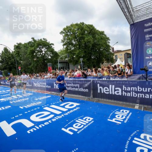 29.06.2025 - hella hamburg halbmarathon Zöllner http://msf.ph/oto/8407284 29.06.2025 10:42:12 Ziel 1441, 5682, 7765, 10216, 12098, 16626, 16677, 17363, 18772, 18802 meine-sportfotos.de