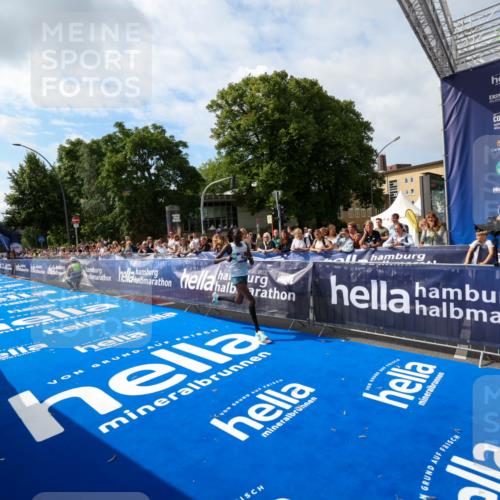 29.06.2025 - hella hamburg halbmarathon Zöllner http://msf.ph/oto/8407297 29.06.2025 10:14:05 Ziel 31, 42 meine-sportfotos.de
