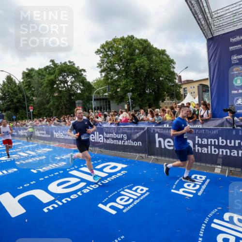 29.06.2025 - hella hamburg halbmarathon Zöllner http://msf.ph/oto/8407314 29.06.2025 10:42:13 Ziel 1441, 5682, 7765, 9365, 10216, 12098, 13709, 14899, 16626, 16677, 17363, 18772, 18802 meine-sportfotos.de