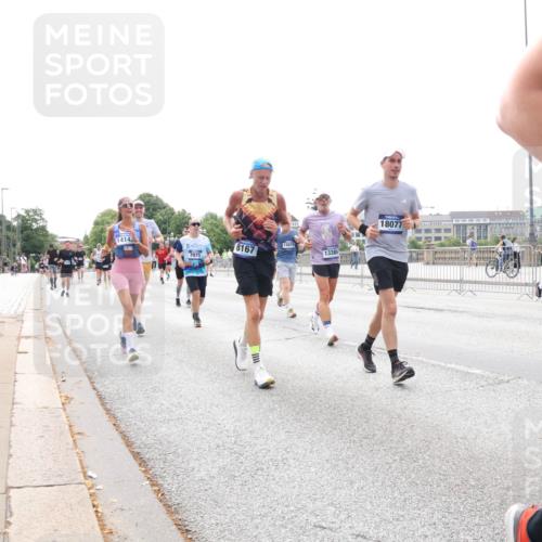 29.06.2025 - hella hamburg halbmarathon Lena Gebhardt http://msf.ph/oto/8407324 29.06.2025 10:24:35 Lombardsbrücke 14143, 8167, 7975, 12070, 13380, 18077, 1005, 1009, 1064, 1352, 1389, 1395, 2108, 2132, 2249, 2280, 2477, 2944, 3053, 3099, 3113, 3132, 3285, 3421, 3579, 3786, 4111, 4162, 4221, 4444, 4464, 4684, 4719, 4993, 5126, 5138, 5829, 5830, 6261, 6478, 6524, 6526, 6570, 7528, 7920, 7975, 8167, 8187, 8297, 9063, 10907, 11306, 11651, 11816, 11817, 12070, 12210, 12303, 13111, 13113, 13380, 13573, 13638, 13711, 14143, 14898, 15124, 15975, 17535 meine-sportfotos.de