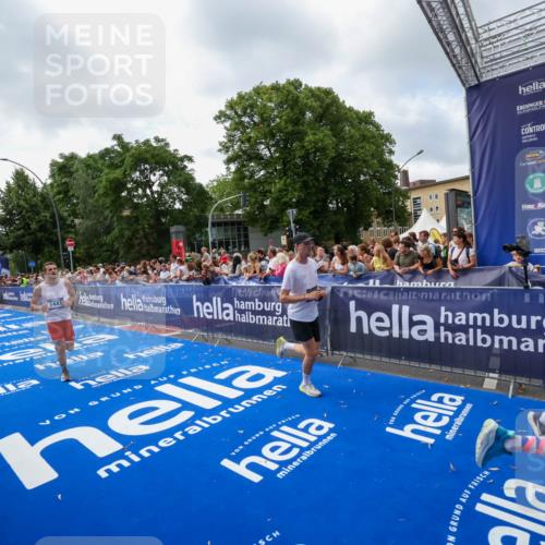 29.06.2025 - hella hamburg halbmarathon Zöllner http://msf.ph/oto/8407329 29.06.2025 10:42:14 Ziel 1441, 5682, 7765, 9365, 10216, 12098, 13709, 14899, 16626, 16677, 17182, 17363, 18772, 18802 meine-sportfotos.de