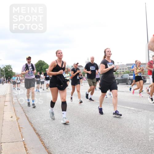 29.06.2025 - hella hamburg halbmarathon Lena Gebhardt http://msf.ph/oto/8407357 29.06.2025 10:58:52 Lombardsbrücke 1326, 1365, 1380, 1514, 1646, 1751, 2057, 2449, 2621, 2649, 2929, 3231, 3373, 3416, 3565, 3868, 3966, 4042, 4043, 4225, 4294, 4312, 4577, 4648, 5016, 5159, 5211, 5400, 5655, 5732, 5988, 6010, 6167, 6301, 6330, 6341, 6554, 6588, 6599, 6633, 6638, 6702, 6927, 7095, 7096, 7443, 7870, 7933, 7957, 7967, 8489, 8544, 8545, 8547, 8592, 8631, 8701, 8752, 8932, 9221, 9225, 9563, 9889, 9960, 9982, 10498 meine-sportfotos.de