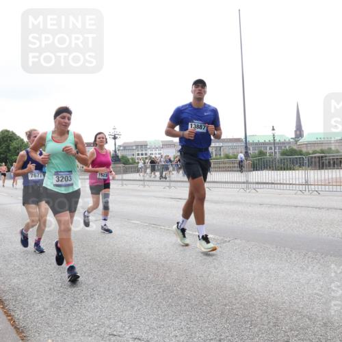 29.06.2025 - hella hamburg halbmarathon Lena Gebhardt http://msf.ph/oto/8407360 29.06.2025 10:50:34 Lombardsbrücke 7677, 15230, 3203, 13887, 1259, 1828, 1930, 2047, 2200, 3184, 3203, 3229, 3647, 3680, 3701, 3710, 3805, 3838, 3897, 4090, 4168, 4642, 4695, 4771, 4961, 5119, 5131, 5997, 6178, 6680, 6830, 7133, 7161, 7505, 7677, 7721, 7722, 7755, 7938, 8200, 8254, 8299, 8833, 8834, 8986, 9096, 9168, 9605, 9933, 10060, 10286, 10437, 10617, 10744, 11426, 11696, 11716, 12079, 12392, 12393, 13127, 13128, 13846, 13887, 14102, 14144, 14534, 14591, 14940, 15017, 15230, 15416 meine-sportfotos.de