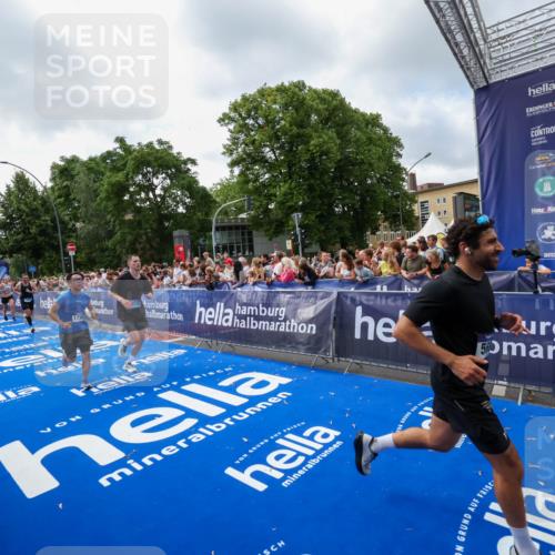 29.06.2025 - hella hamburg halbmarathon Zöllner http://msf.ph/oto/8407374 29.06.2025 10:42:17 Ziel 1903, 2675, 5682, 7765, 7865, 9365, 13709, 14811, 14899, 16626, 16660, 17182, 17363, 18772, 18802 meine-sportfotos.de