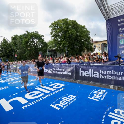 29.06.2025 - hella hamburg halbmarathon Zöllner http://msf.ph/oto/8407382 29.06.2025 10:42:18 Ziel 1903, 2675, 5682, 7765, 7865, 9365, 13709, 13746, 14811, 14899, 15270, 16626, 16660, 17182, 17363, 18772, 18802 meine-sportfotos.de
