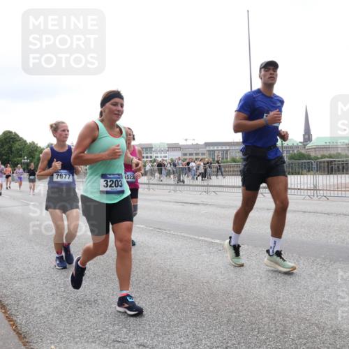 29.06.2025 - hella hamburg halbmarathon Lena Gebhardt http://msf.ph/oto/8407435 29.06.2025 10:50:35 Lombardsbrücke 11696, 7677, 1523, 3203, 1259, 1828, 1930, 2047, 2200, 3184, 3203, 3229, 3647, 3680, 3701, 3710, 3805, 3838, 3897, 4168, 4642, 4695, 4771, 4961, 5119, 5131, 5997, 6178, 6680, 6830, 7133, 7161, 7505, 7677, 7721, 7722, 7755, 7938, 8200, 8299, 8833, 8834, 8986, 9096, 9168, 9605, 9933, 10029, 10060, 10286, 10437, 10617, 10744, 11426, 11577, 11696, 11716, 12079, 12392, 12393, 13127, 13128, 13846, 13887, 14102, 14144, 14534, 14591, 14940, 15017, 15230, 15416 meine-sportfotos.de