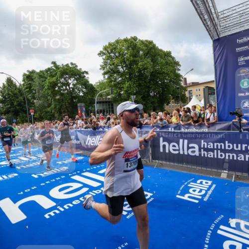 29.06.2025 - hella hamburg halbmarathon Zöllner http://msf.ph/oto/8407437 29.06.2025 10:42:22 Ziel 1312, 1903, 2675, 6639, 6770, 7865, 9365, 13709, 13746, 13807, 14226, 14811, 14899, 15270, 15654, 16281, 16660, 17182 meine-sportfotos.de