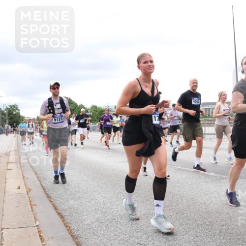 29.06.2025 - hella hamburg halbmarathon Lena Gebhardt http://msf.ph/oto/8407468 29.06.2025 10:58:53 Lombardsbrücke 9123, 17, 4043, 9960, 1591, 1326, 1365, 1380, 1514, 1646, 1751, 2057, 2449, 2621, 2649, 2929, 3231, 3373, 3416, 3565, 3868, 3966, 4042, 4043, 4225, 4294, 4312, 4577, 4648, 5016, 5159, 5211, 5400, 5655, 5732, 5988, 6010, 6167, 6301, 6330, 6341, 6554, 6588, 6599, 6633, 6638, 6702, 6927, 6969, 7095, 7096, 7443, 7870, 7933, 7957, 7967, 8489, 8544, 8545, 8547, 8592, 8631, 8701, 8752, 8932, 9221, 9225, 9563, 9889, 9960, 9982, 10498 meine-sportfotos.de