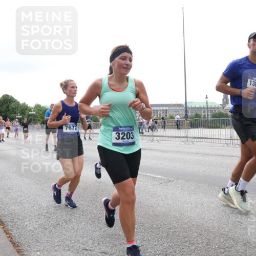 29.06.2025 - hella hamburg halbmarathon Lena Gebhardt http://msf.ph/oto/8407473 29.06.2025 10:50:35 Lombardsbrücke 11696, 7677, 3203, 13887, 1259, 1828, 1930, 2047, 2200, 3184, 3203, 3229, 3647, 3680, 3701, 3710, 3805, 3838, 3897, 4168, 4642, 4695, 4771, 4961, 5119, 5131, 5997, 6178, 6680, 6830, 7133, 7161, 7505, 7677, 7721, 7722, 7755, 7938, 8200, 8299, 8833, 8834, 8986, 9096, 9168, 9605, 9933, 10029, 10060, 10286, 10437, 10617, 10744, 11426, 11577, 11696, 11716, 12079, 12392, 12393, 13127, 13128, 13846, 13887, 14102, 14144, 14534, 14591, 14940, 15017, 15230, 15416 meine-sportfotos.de