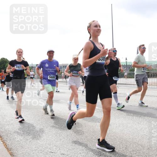 29.06.2025 - hella hamburg halbmarathon Lena Gebhardt http://msf.ph/oto/8407474 29.06.2025 10:41:27 Lombardsbrücke 782, 5689, 5688, 638, 2229, 8293, 1314, 1317, 1509, 1536, 1542, 1623, 1731, 2153, 2229, 2258, 2805, 3344, 3532, 3533, 3623, 4412, 4415, 4541, 4610, 4638, 4787, 5086, 5225, 5549, 5688, 5689, 5928, 5942, 6088, 6250, 6450, 6474, 6793, 6894, 7022, 7023, 7661, 7821, 7829, 7968, 8004, 8162, 8163, 8293, 8385, 8586, 8751, 8769, 8848, 8878, 8992, 9588, 9962, 10181, 10269, 10348, 10407, 10483, 10644, 10835, 11011, 11166 meine-sportfotos.de