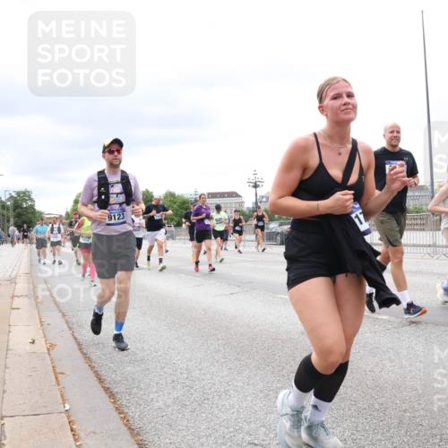 29.06.2025 - hella hamburg halbmarathon Lena Gebhardt http://msf.ph/oto/8407493 29.06.2025 10:58:53 Lombardsbrücke 1514, 9123, 17, 13571, 8752, 99, 1326, 1365, 1380, 1514, 1646, 1751, 2057, 2449, 2621, 2649, 2929, 3231, 3373, 3416, 3565, 3868, 3966, 4042, 4043, 4225, 4294, 4312, 4577, 4648, 5016, 5159, 5211, 5400, 5655, 5732, 5988, 6010, 6167, 6301, 6330, 6341, 6554, 6588, 6599, 6633, 6638, 6702, 6927, 6969, 7095, 7096, 7443, 7870, 7933, 7957, 7967, 8489, 8544, 8545, 8547, 8592, 8631, 8701, 8752, 8932, 9221, 9225, 9563, 9889, 9960, 9982, 10498 meine-sportfotos.de