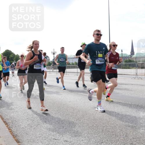 29.06.2025 - hella hamburg halbmarathon Lena Gebhardt http://msf.ph/oto/8407496 29.06.2025 10:16:47 Lombardsbrücke 15658, 12230, 9332, 2025, 1, 17604, 1442, 1117, 1212, 1240, 1244, 1331, 1348, 1403, 1553, 1599, 1602, 1825, 2225, 2347, 2912, 3030, 3088, 3156, 3176, 3450, 3484, 3622, 3687, 4478, 4583, 5036, 5037, 5294, 6024, 6328, 6488, 6742, 6941, 6948, 7114, 7115, 7158, 7257, 7345, 7358, 7360, 7376, 7753, 7924, 7928, 8263, 8295, 8317, 8513, 8597, 8619, 8645, 8707, 8847, 8857, 9091, 9208, 9332, 9492, 9628, 9664, 9676, 9810, 10076, 10139, 10141, 10232, 11344, 11345 meine-sportfotos.de