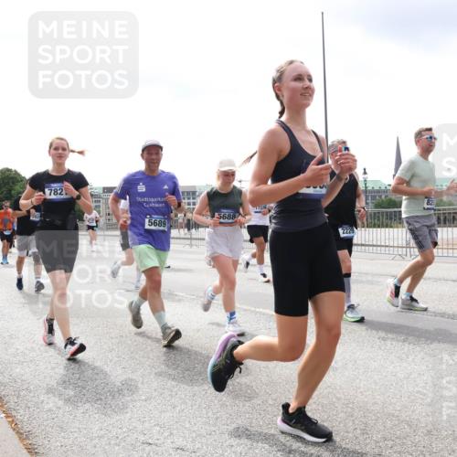 29.06.2025 - hella hamburg halbmarathon Lena Gebhardt http://msf.ph/oto/8407509 29.06.2025 10:41:27 Lombardsbrücke 3928, 782, 5689, 5688, 17370, 2229, 829, 1314, 1317, 1509, 1536, 1542, 1623, 1731, 2153, 2229, 2258, 2805, 3344, 3532, 3533, 3623, 4412, 4415, 4541, 4610, 4638, 4787, 5086, 5225, 5549, 5688, 5689, 5928, 5942, 6088, 6250, 6450, 6474, 6793, 6894, 7022, 7023, 7661, 7821, 7829, 7968, 8004, 8162, 8163, 8293, 8385, 8586, 8751, 8769, 8848, 8878, 8992, 9588, 9962, 10181, 10269, 10348, 10407, 10483, 10644, 10835, 11011, 11166 meine-sportfotos.de