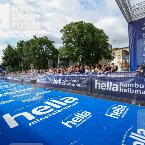 29.06.2025 - hella hamburg halbmarathon Zöllner http://msf.ph/oto/8407512 29.06.2025 10:15:37 Ziel 12673 meine-sportfotos.de