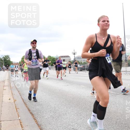 29.06.2025 - hella hamburg halbmarathon Lena Gebhardt http://msf.ph/oto/8407518 29.06.2025 10:58:53 Lombardsbrücke 9123, 17, 13571, 1326, 1365, 1380, 1514, 1646, 1751, 2057, 2449, 2621, 2649, 2929, 3231, 3373, 3416, 3565, 3868, 3966, 4042, 4043, 4225, 4294, 4312, 4577, 4648, 5016, 5159, 5211, 5400, 5655, 5732, 5988, 6010, 6167, 6301, 6330, 6341, 6554, 6588, 6599, 6633, 6638, 6702, 6927, 6969, 7095, 7096, 7443, 7870, 7933, 7957, 7967, 8489, 8544, 8545, 8547, 8592, 8631, 8701, 8752, 8932, 9221, 9225, 9563, 9889, 9960, 9982, 10498 meine-sportfotos.de