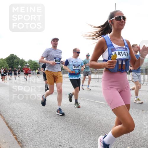 29.06.2025 - hella hamburg halbmarathon Lena Gebhardt http://msf.ph/oto/8407536 29.06.2025 10:24:37 Lombardsbrücke 1064, 7975, 4143, 1005, 1009, 1064, 1352, 1395, 2108, 2132, 2249, 2280, 2477, 2944, 3053, 3099, 3113, 3132, 3285, 3421, 3579, 3786, 4111, 4162, 4221, 4444, 4464, 4684, 4719, 4993, 5126, 5138, 5829, 5830, 6261, 6478, 6524, 6526, 6570, 7528, 7920, 7975, 8167, 8187, 8297, 9063, 10907, 11651, 11816, 11817, 12070, 12210, 12303, 13111, 13113, 13380, 13573, 13638, 13711, 14143, 14898, 15124, 15975, 17535 meine-sportfotos.de