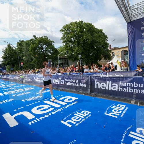 29.06.2025 - hella hamburg halbmarathon Zöllner http://msf.ph/oto/8407540 29.06.2025 10:15:38 Ziel 12673 meine-sportfotos.de