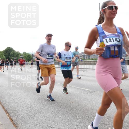 29.06.2025 - hella hamburg halbmarathon Lena Gebhardt http://msf.ph/oto/8407551 29.06.2025 10:24:37 Lombardsbrücke 1064, 20, 7975, 14143, 1207, 1005, 1009, 1064, 1352, 1395, 2108, 2132, 2249, 2280, 2477, 2944, 3053, 3099, 3113, 3132, 3285, 3421, 3579, 3786, 4111, 4162, 4221, 4444, 4464, 4684, 4719, 4993, 5126, 5138, 5829, 5830, 6261, 6478, 6524, 6526, 6570, 7528, 7920, 7975, 8167, 8187, 8297, 9063, 10907, 11651, 11816, 11817, 12070, 12210, 12303, 13111, 13113, 13380, 13573, 13638, 13711, 14143, 14898, 15124, 15975, 17535 meine-sportfotos.de