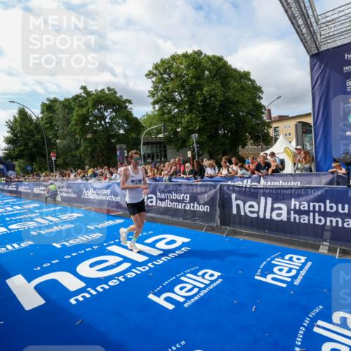 29.06.2025 - hella hamburg halbmarathon Zöllner http://msf.ph/oto/8407554 29.06.2025 10:15:38 Ziel 12673 meine-sportfotos.de