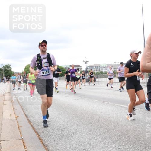 29.06.2025 - hella hamburg halbmarathon Lena Gebhardt http://msf.ph/oto/8407555 29.06.2025 10:58:53 Lombardsbrücke 9123, 744, 1297, 1114, 1326, 1365, 1380, 1514, 1646, 1751, 2057, 2449, 2621, 2649, 2929, 3231, 3373, 3416, 3565, 3868, 3966, 4042, 4043, 4225, 4294, 4312, 4577, 4648, 5016, 5159, 5211, 5400, 5655, 5732, 5988, 6010, 6167, 6301, 6330, 6341, 6554, 6588, 6599, 6633, 6638, 6702, 6927, 6969, 7095, 7096, 7443, 7870, 7933, 7957, 7967, 8489, 8544, 8545, 8547, 8592, 8631, 8701, 8752, 8932, 9221, 9225, 9563, 9889, 9960, 9982, 10498 meine-sportfotos.de