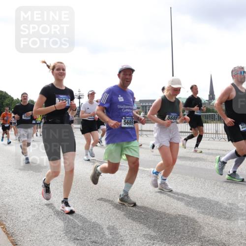 29.06.2025 - hella hamburg halbmarathon Lena Gebhardt http://msf.ph/oto/8407572 29.06.2025 10:41:27 Lombardsbrücke 5928, 7931, 40, 5689, 5688, 2223, 38, 1314, 1317, 1509, 1536, 1542, 1623, 1731, 2153, 2229, 2258, 2805, 3344, 3532, 3533, 3623, 4412, 4415, 4541, 4610, 4638, 4787, 5086, 5225, 5549, 5688, 5689, 5928, 5942, 6088, 6250, 6450, 6474, 6793, 6894, 7022, 7023, 7661, 7821, 7829, 7968, 8004, 8162, 8163, 8293, 8385, 8586, 8751, 8769, 8848, 8878, 8992, 9588, 9962, 10181, 10269, 10348, 10407, 10483, 10644, 10835, 11011, 11166 meine-sportfotos.de