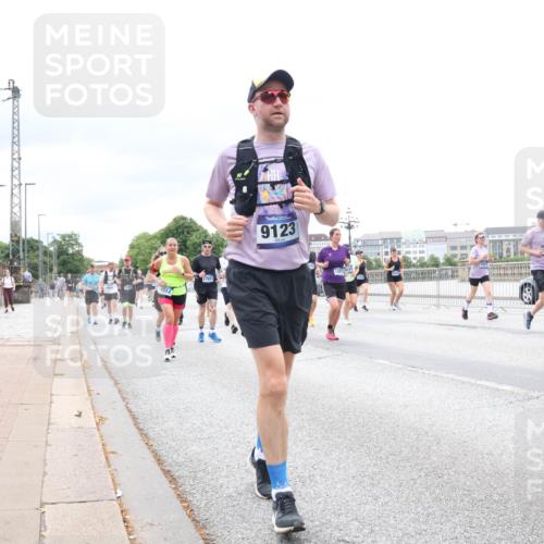 29.06.2025 - hella hamburg halbmarathon Lena Gebhardt http://msf.ph/oto/8407574 29.06.2025 10:58:54 Lombardsbrücke 9123, 129, 11140, 1326, 1365, 1380, 1514, 1646, 1751, 2057, 2449, 2621, 2649, 2929, 3231, 3373, 3416, 3565, 3868, 3966, 4042, 4043, 4225, 4294, 4312, 4577, 4648, 5016, 5159, 5211, 5400, 5655, 5732, 6010, 6167, 6301, 6330, 6341, 6554, 6588, 6599, 6633, 6638, 6702, 6927, 6969, 7095, 7096, 7443, 7870, 7910, 7933, 7957, 7967, 8489, 8544, 8545, 8547, 8592, 8631, 8701, 8752, 8932, 9221, 9225, 9563, 9889, 9960, 9982 meine-sportfotos.de
