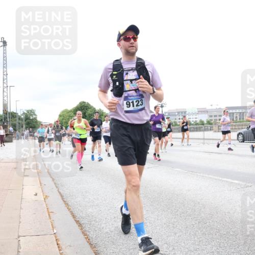 29.06.2025 - hella hamburg halbmarathon Lena Gebhardt http://msf.ph/oto/8407592 29.06.2025 10:58:54 Lombardsbrücke 9123, 1297, 1326, 1365, 1380, 1514, 1646, 1751, 2057, 2449, 2621, 2649, 2929, 3231, 3373, 3416, 3565, 3868, 3966, 4042, 4043, 4225, 4294, 4312, 4577, 4648, 5016, 5159, 5211, 5400, 5655, 5732, 6010, 6167, 6301, 6330, 6341, 6554, 6588, 6599, 6633, 6638, 6702, 6927, 6969, 7095, 7096, 7443, 7870, 7910, 7933, 7957, 7967, 8489, 8544, 8545, 8547, 8592, 8631, 8701, 8752, 8932, 9221, 9225, 9563, 9889, 9960, 9982 meine-sportfotos.de
